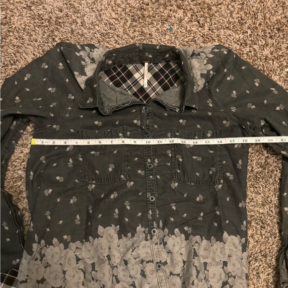 Free people size medium women’s button up collar short grey with floral - Picture 2 of 7